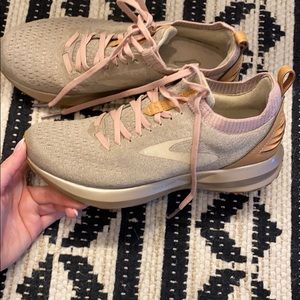 Women’s Brooks 8.5